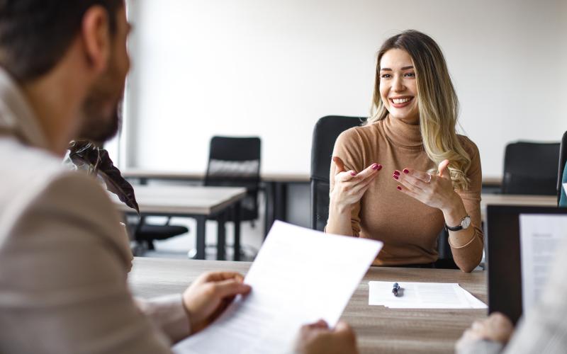 Frau ist im Bewerbungsgespräch